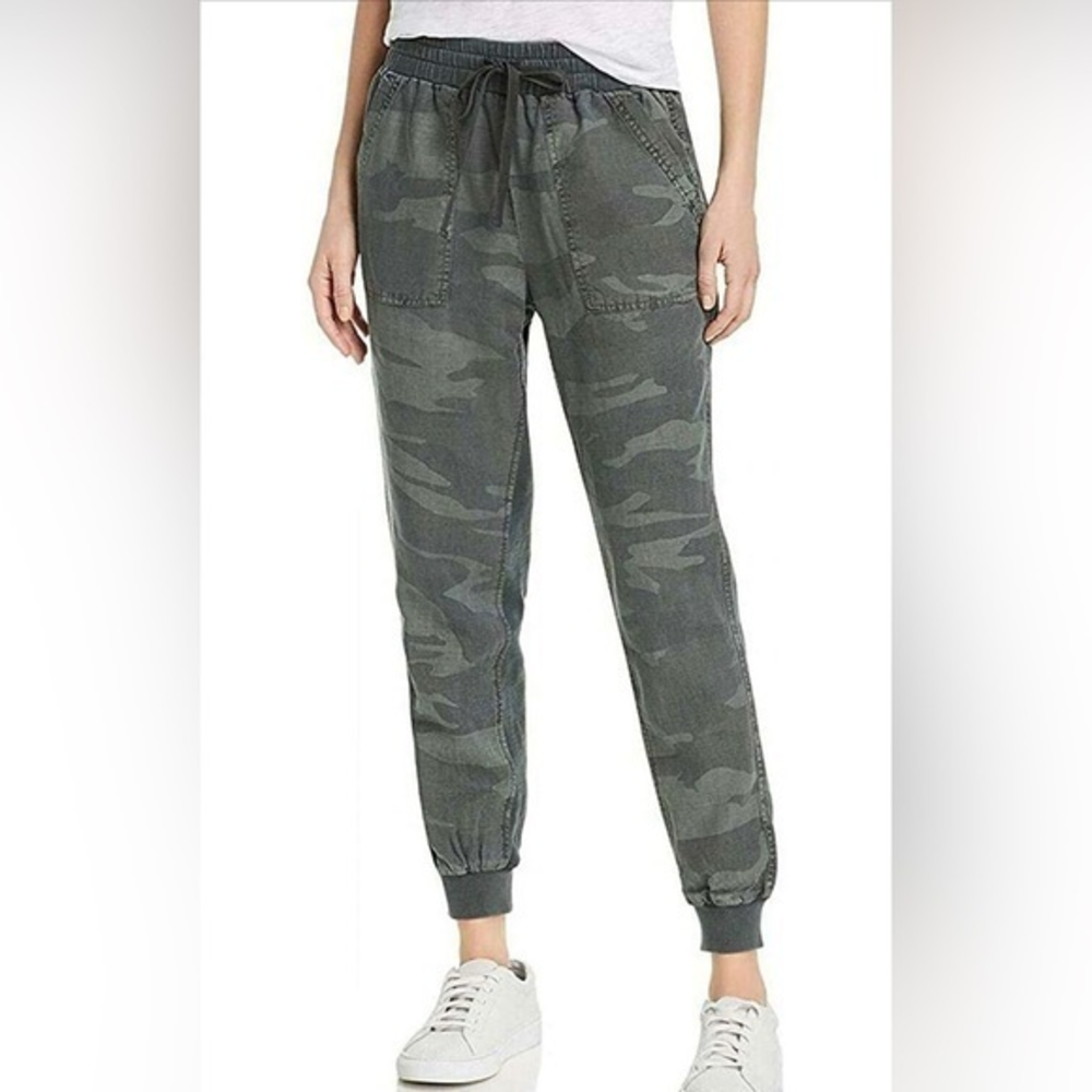 Splendid green camouflage women’s Small‎ joggers sweatpants.  EUC